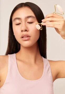 Glov® Quartz Facial RollerFacial Lymphatic Massage Tool Made Accessori SkincarePink Uomo Tool E Accessori GLF34J00D-J11 -Vendite KORRES d999453ddb29476f90b6faf4f8d97b41